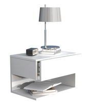 Weißer moderner Nachttisch mit offener Ablage und seitlichem Fach, darauf eine silberne Tischlampe, Bücher und ein digitaler Wecker; Ansicht schräg von vorne (leicht von oben)