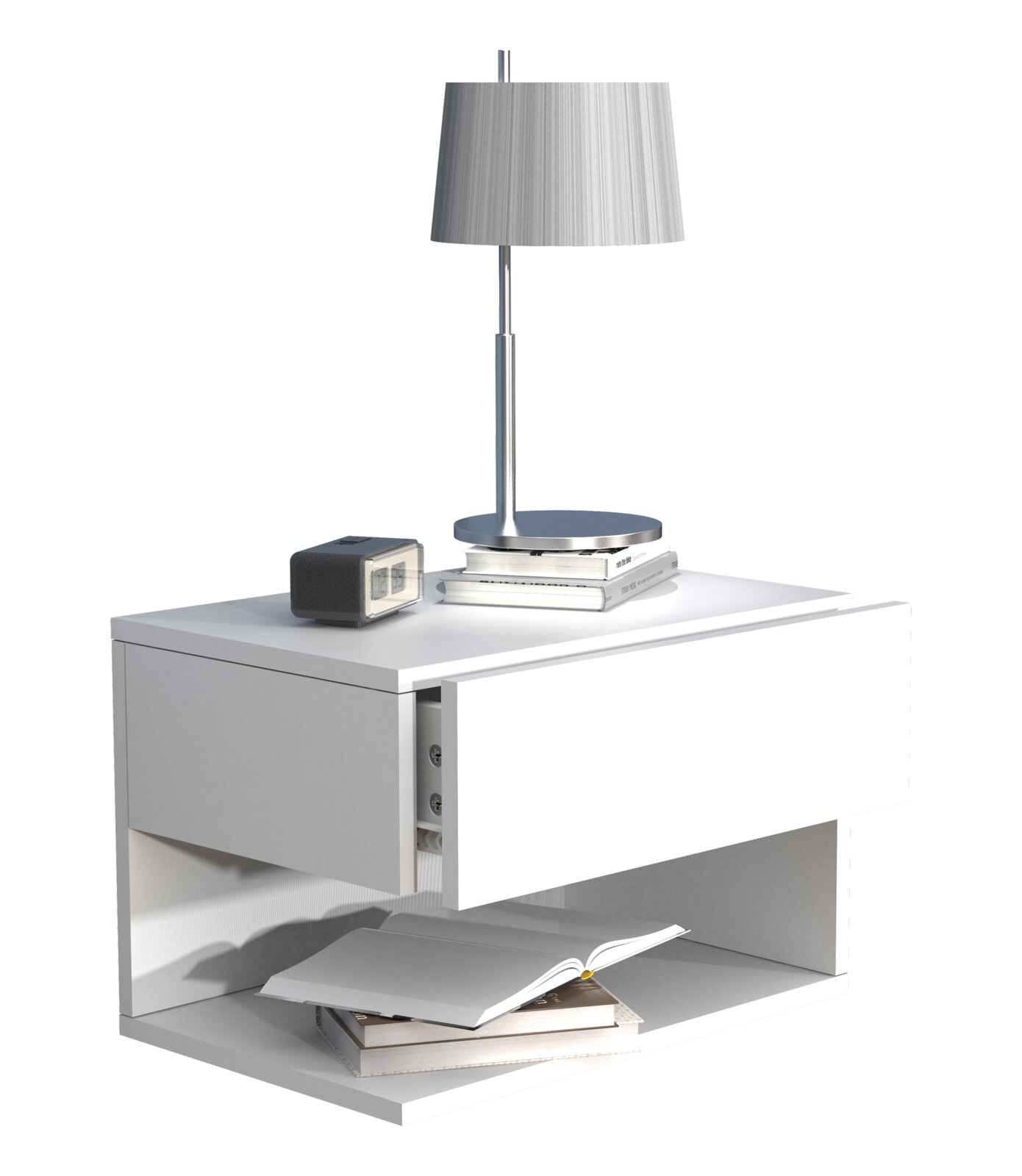 Weißer moderner Nachttisch mit offener Ablage und seitlichem Fach, darauf eine silberne Tischlampe, Bücher und ein digitaler Wecker; Ansicht schräg von vorne (leicht von oben)