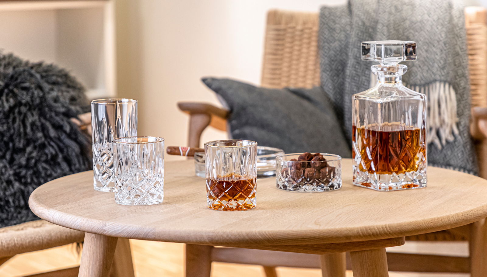 Whiskybecher Noblesse 295ml auf einem Tisch in gemütlicher Wohnzimmeratmosphäre, seitliche Perspektive