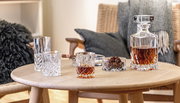 Whiskybecher Noblesse 295ml auf einem Tisch in gemütlicher Wohnzimmeratmosphäre, seitliche Perspektive