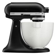 Schwarze Küchenmaschine mit weißer, gesprenkelter Keramikschüssel, seitliche Perspektive