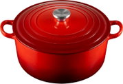 Roter Le Creuset Bräter mit Deckel, zwei Seitengriffen und Edelstahlknauf, in frontaler Ansicht leicht von oben vor weißem Hintergrund