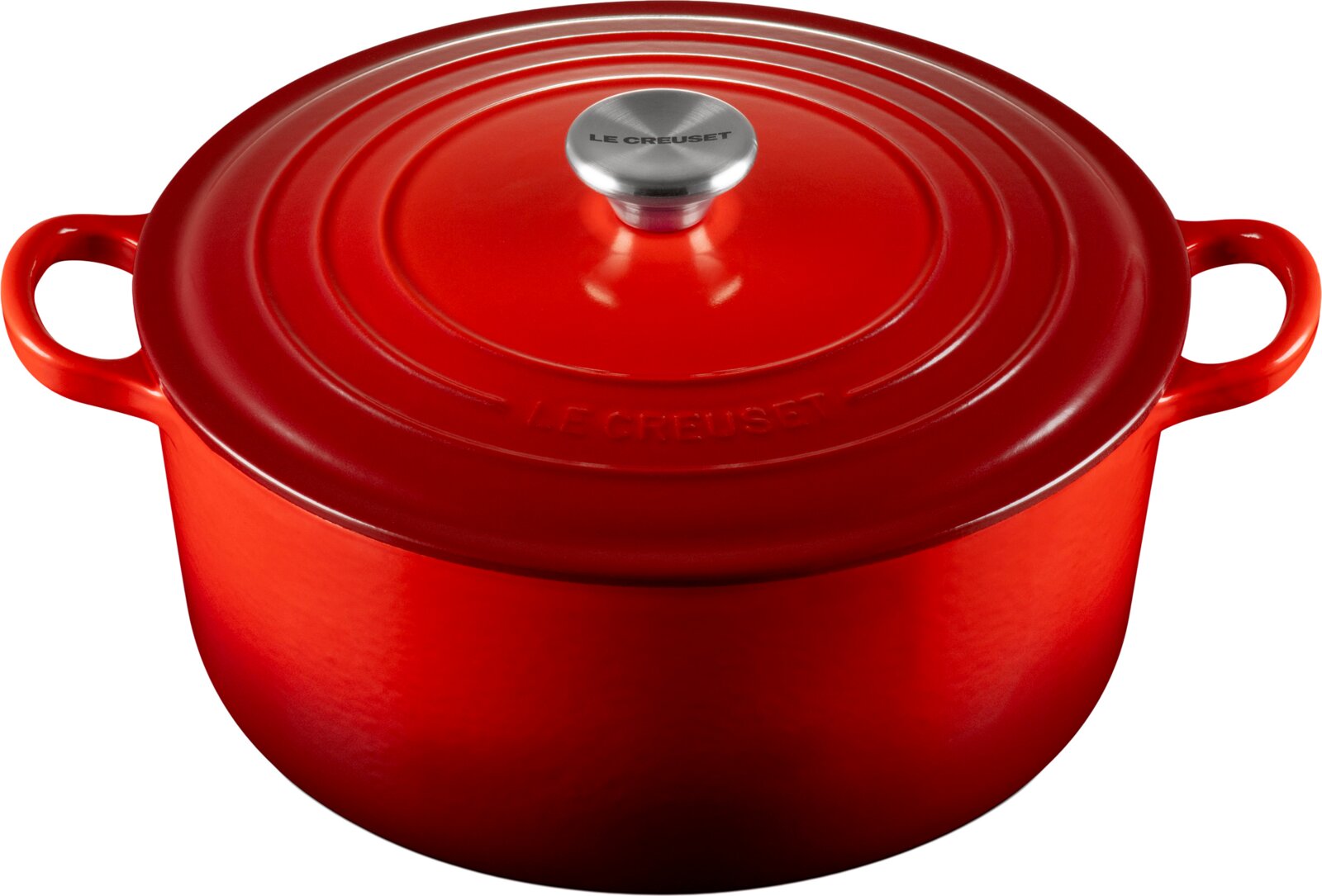 Roter Le Creuset Bräter mit Deckel, zwei Seitengriffen und Edelstahlknauf, in frontaler Ansicht leicht von oben vor weißem Hintergrund