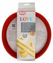 Rote Silikon-Rundform mit 26 cm Durchmesser, abgebildet in einer leicht schrägen Perspektive mit Verpackung von Dr. Oetker.