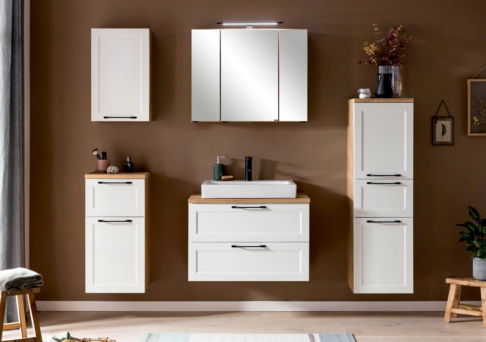 Moderner weißer Unterschrank mit Holzdetails, frontal abgebildet in einem stilvollen Badezimmer.