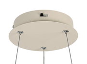Close-up van de ophanging van een LED-hanglamp van onderaf, met drie kabels en een ronde, crèmekleurige plafondbevestiging.
