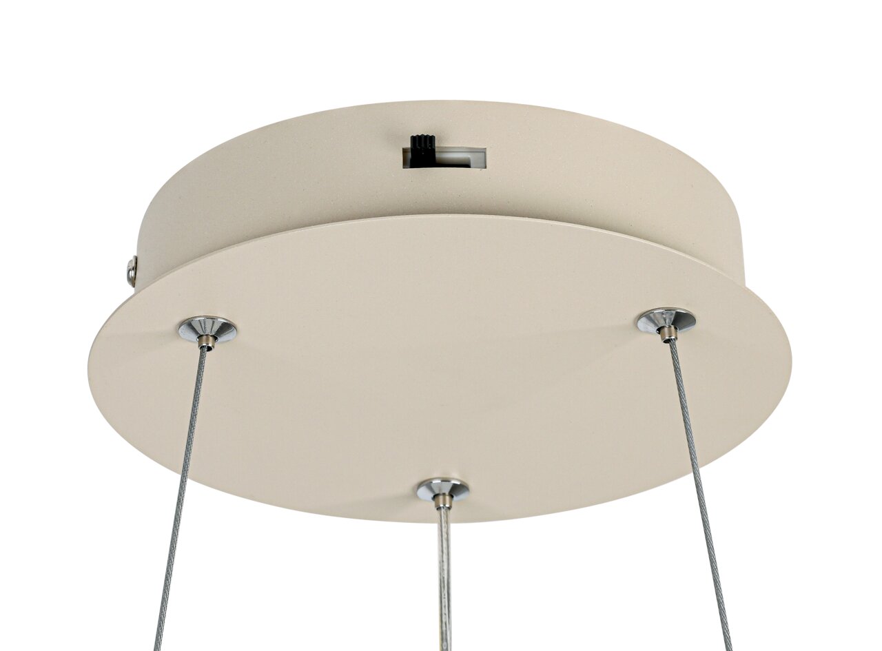Close-up van de ophanging van een LED-hanglamp van onderaf, met drie kabels en een ronde, crèmekleurige plafondbevestiging.