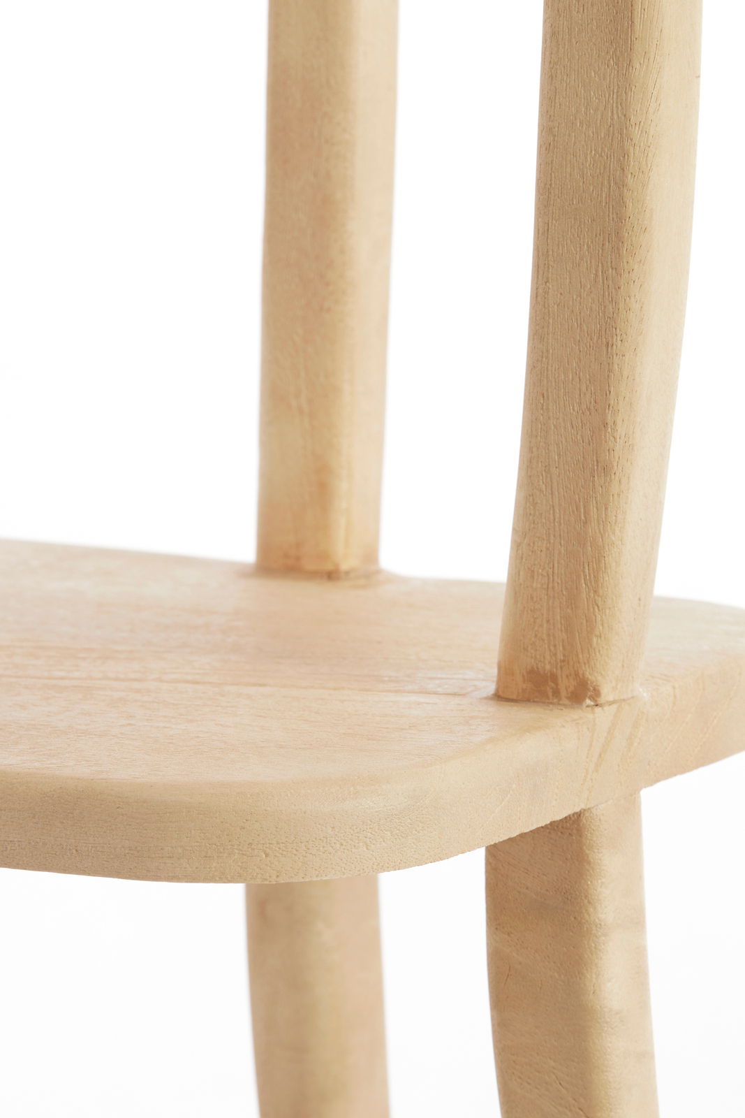 Nahaufnahme eines Standregals aus hellem Holz, seitliche Perspektive