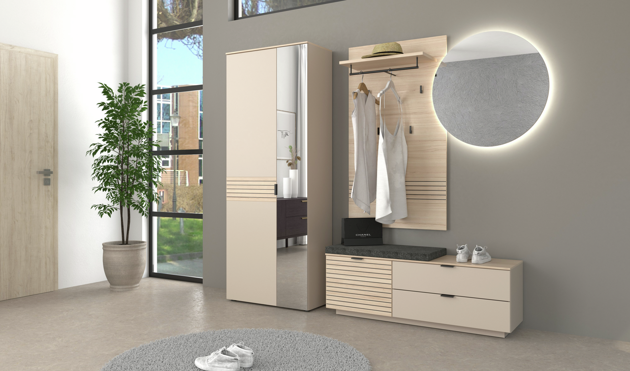 Moderne Garderobeneinrichtung mit Spiegel, Kleiderhaken und Sitzbank in einer hellen, minimalistischen Umgebung, seitliche Perspektive.