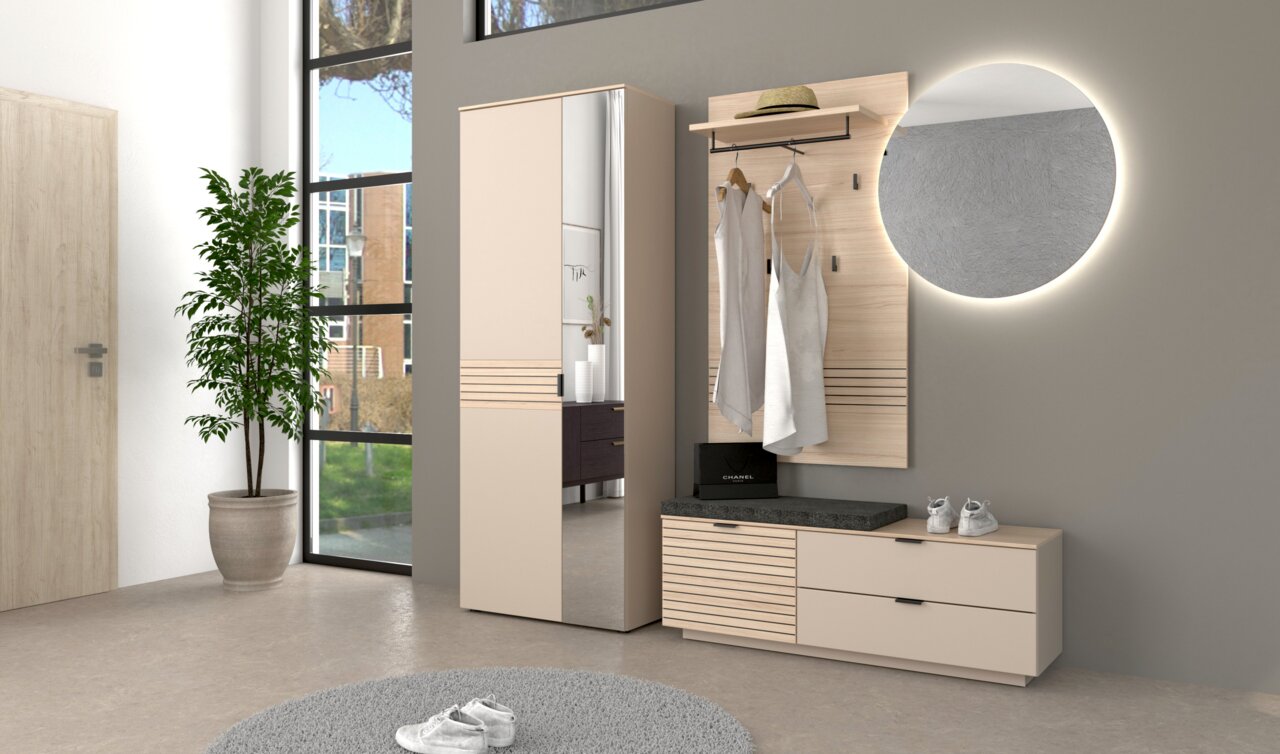 Moderne garderobe-inrichting met spiegel, kapstokhaken en bankje in een lichte, minimalistische omgeving, gezien vanuit de zijkant.