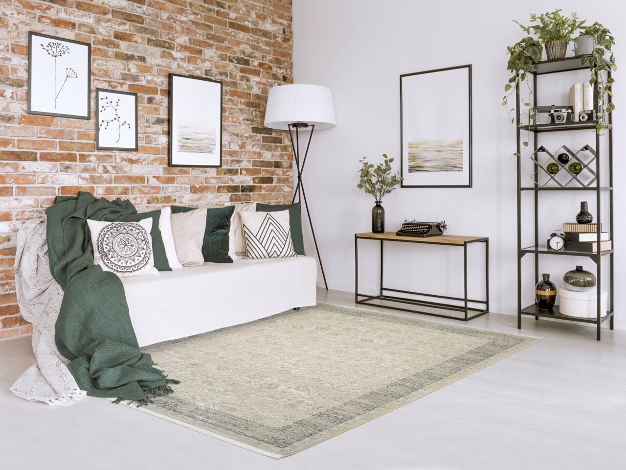 OCI Designtapijt HORUS NIMA Designer Teppich in einem modernen Wohnzimmer mit Backsteinwand, Sofa und Pflanzen, aus der Vogelperspektive betrachtet.