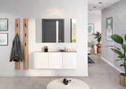 Moderner Flur mit weißem Mehrzweckschrank, Holzdetails, Spiegel und Dekorationen, aus der Perspektive des Eingangsbereichs.