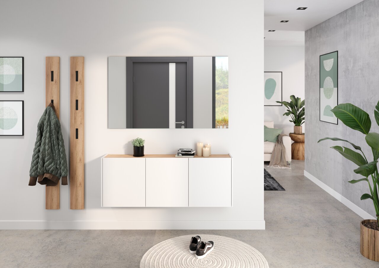 Moderner Flur mit weißem Mehrzweckschrank, Holzdetails, Spiegel und Dekorationen, aus der Perspektive des Eingangsbereichs.