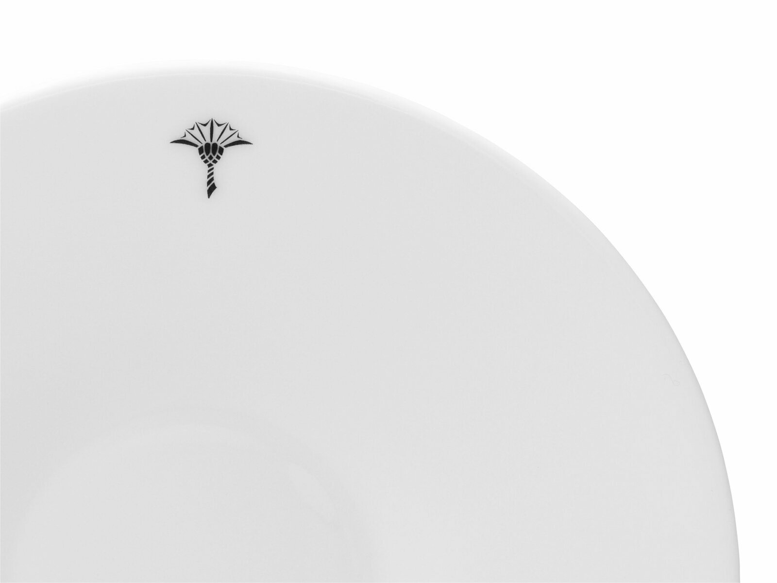 Nahaufnahme einer weißen Untertasse mit schwarzem Emblem auf der Kante.