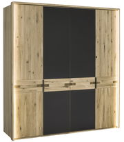 Moderner Kleiderschrank aus Holz mit schwarzen Türen, frontal betrachtet.