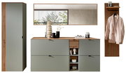 Garderoben-Set Schilf in modernem Design mit grünlichen Fronten und Holzelementen, bestehend aus einem hohen Schrank, einer Kommode mit Spiegel und einer Wandgarderobe. Frontalansicht.
