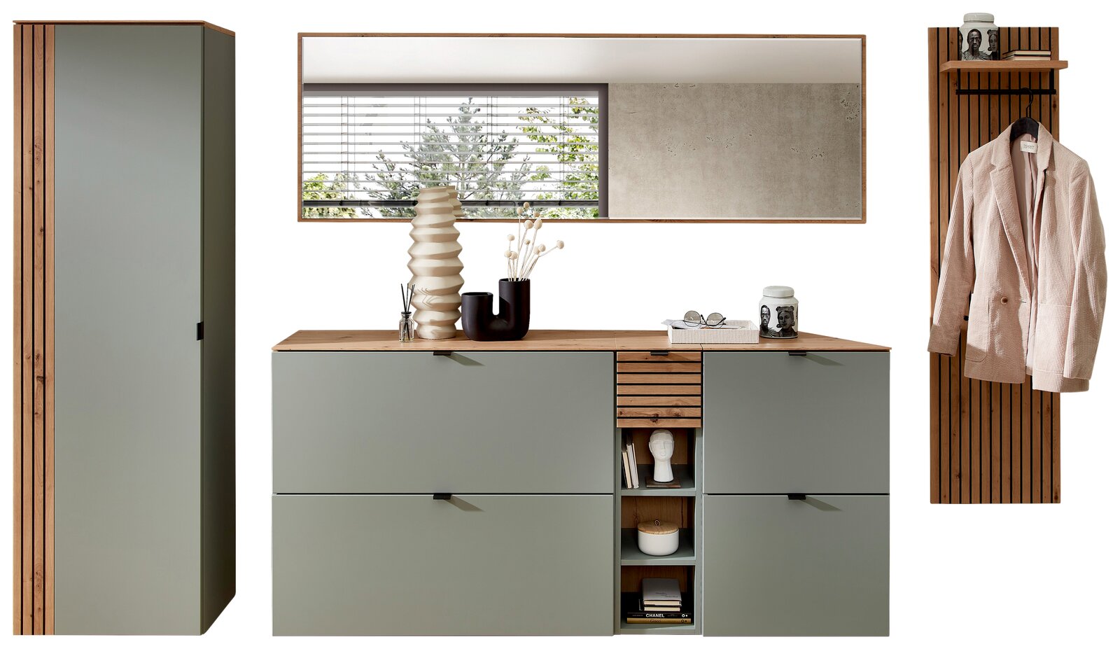 Garderoben-Set Schilf in modernem Design mit grünlichen Fronten und Holzelementen, bestehend aus einem hohen Schrank, einer Kommode mit Spiegel und einer Wandgarderobe. Frontalansicht.