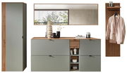 Garderoben-Set Schilf in modernem Design mit grünlichen Fronten und Holzelementen, bestehend aus einem hohen Schrank, einer Kommode mit Spiegel und einer Wandgarderobe. Frontalansicht.