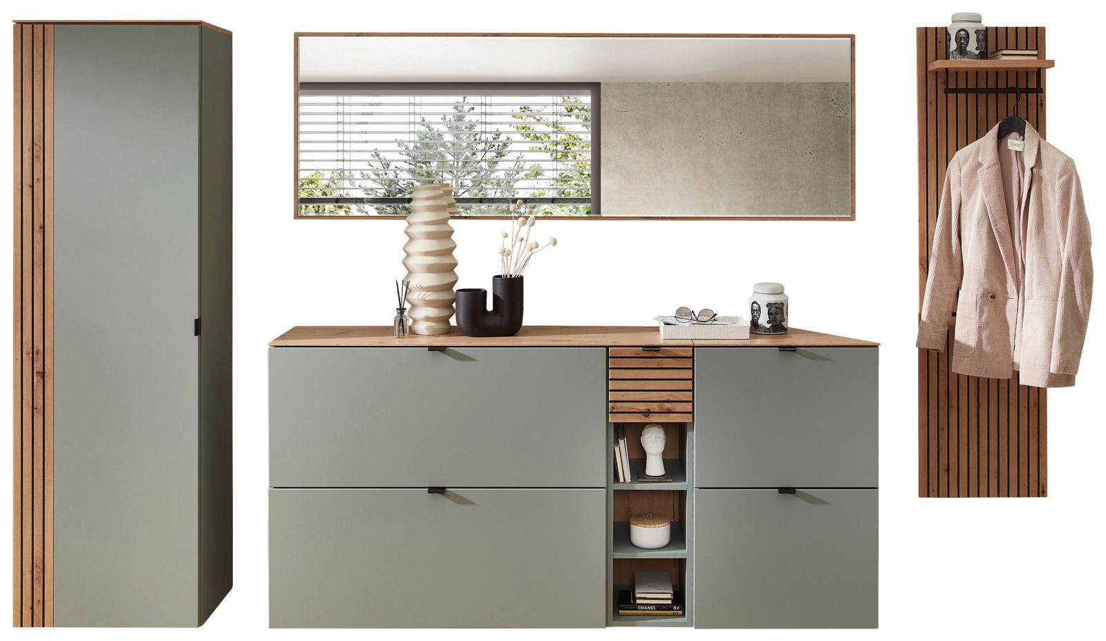 Garderoben-Set Schilf in modernem Design mit grünlichen Fronten und Holzelementen, bestehend aus einem hohen Schrank, einer Kommode mit Spiegel und einer Wandgarderobe. Frontalansicht.