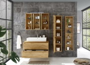 Moderne Badezimmermöbel aus Holz mit Waschbecken und offenen Regalen, frontal betrachtet.
