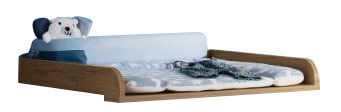 Wickelaufsatz aus Holz mit weicher Auflage und einem Kuscheltier, seitliche Perspektive