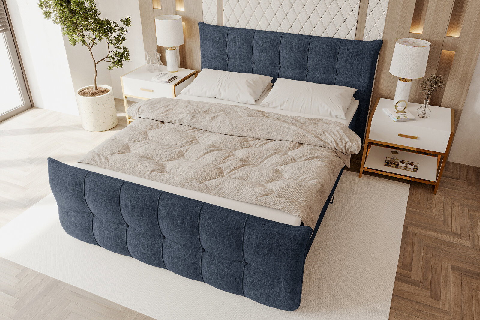 Modernes Polsterbett in Dunkelblau mit gepolstertem Kopf- und Fußteil, weißer Bettwäsche und beiger Steppdecke, im hellen Schlafzimmer mit Nachttischen und Lampen, Perspektive: schräg von oben aus dem vorderen linken Bereich.