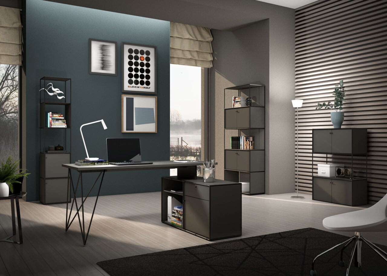 Novel Hoekbureau BRERA OFFICE Moderner Winkelschreibtisch mit Kommode in einem stilvollen Büro, seitliche Perspektive.