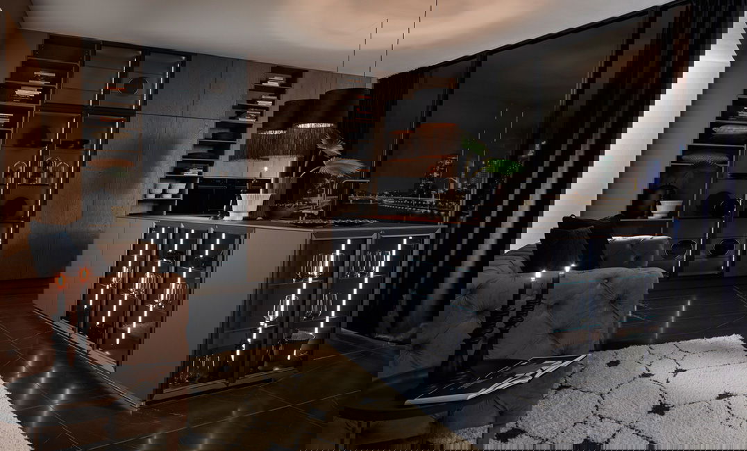 Moderne, dunkle Küche mit einer eleganten Insel, Glasvitrinen und einem gemütlichen Sitzbereich