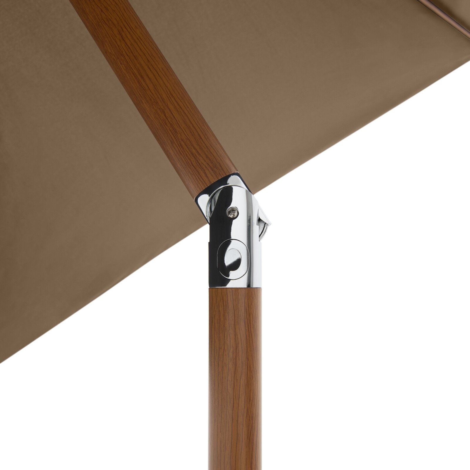 Detailaufnahme aus seitlicher Nahperspektive: Holzoptik-Mast mit verchromtem Gelenk und beigefarbenem Sonnenschirmbezug