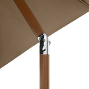 Detailaufnahme aus seitlicher Nahperspektive: Holzoptik-Mast mit verchromtem Gelenk und beigefarbenem Sonnenschirmbezug