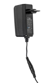 Schwarzes LED-Netzteil/AC-Adapter mit EU-Stecker und Kabel, seitliche 3/4-Ansicht von vorn auf weißem Hintergrund