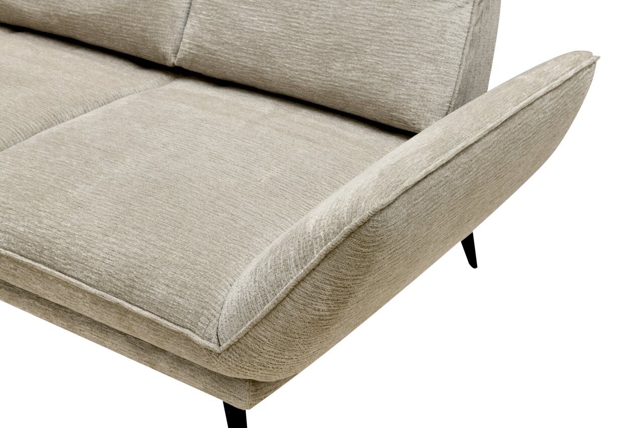 Nahaufnahme eines beigen Longchairs mit weichem Stoffbezug und schwarzen Beinen, seitliche Perspektive.