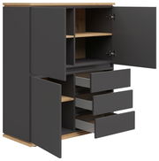 Hochschrank mit grauen Türen und Schubladen, teilweise geöffnet, mit Holzregalen und -oberfläche, seitliche Perspektive