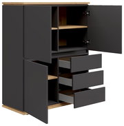 Hochschrank mit grauen Türen und Schubladen, teilweise geöffnet, mit Holzregalen und -oberfläche, seitliche Perspektive