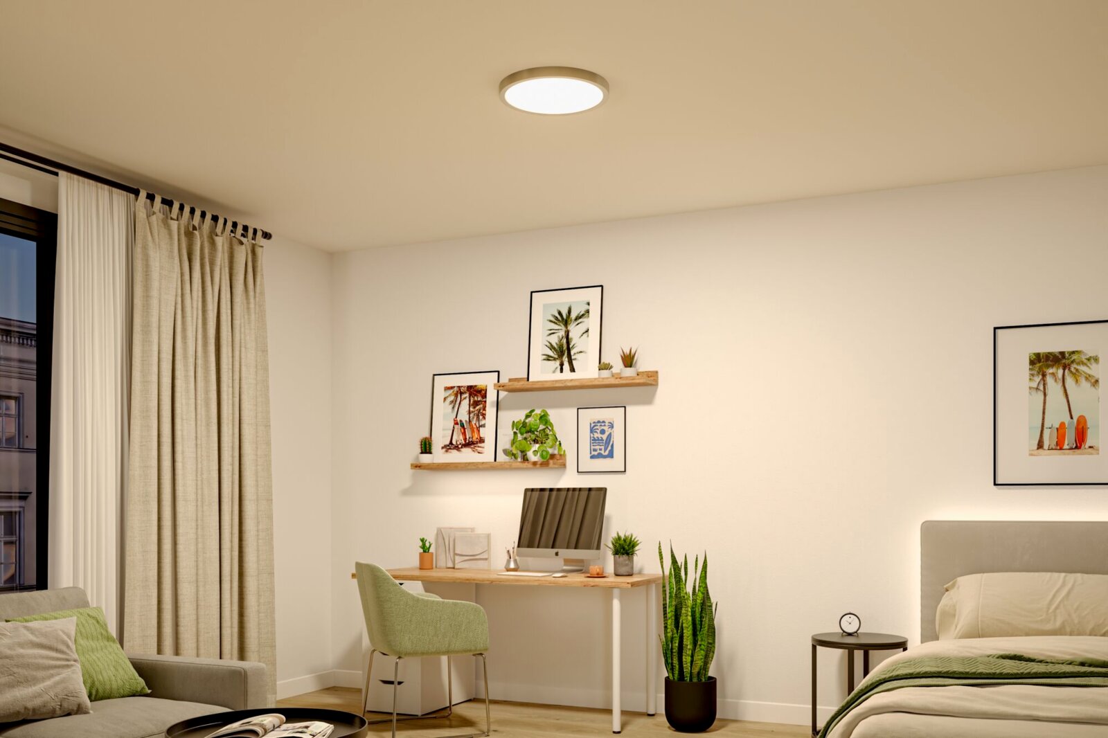 Runde, flache LED-Deckenleuchte in Weiß mit warmem Licht, montiert an der Zimmerdecke in einem modern eingerichteten Schlafzimmer/Homeoffice Ansicht leicht von unten (Untersicht).