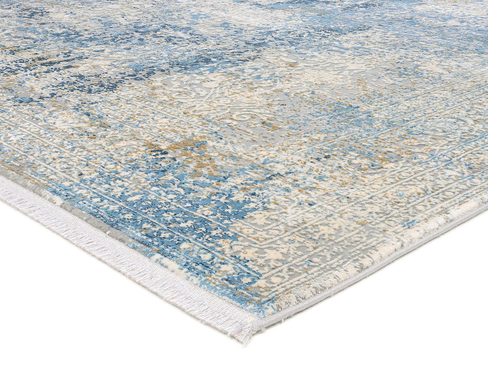Designer Teppich mit blau-grauem Muster, perspektivisch von der Seite aufgenommen