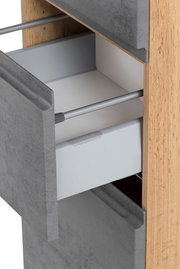 Nahaufnahme eines Midischranks mit offener Schublade, graue Front und Holzseiten, seitliche Perspektive