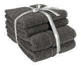 Vierteiliges Handtuchset in Graphit, gestapelt und mit einem Band zusammengebunden, aus seitlicher Perspektive fotografiert.