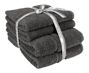 Vierteiliges Handtuchset in Graphit, gestapelt und mit einem Band zusammengebunden, aus seitlicher Perspektive fotografiert.