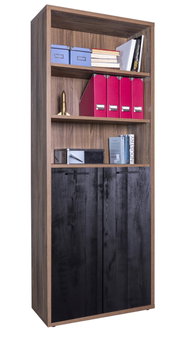 Bücherregal aus Holz mit zwei offenen Regalböden und zwei schwarzen Türen, frontal fotografiert
