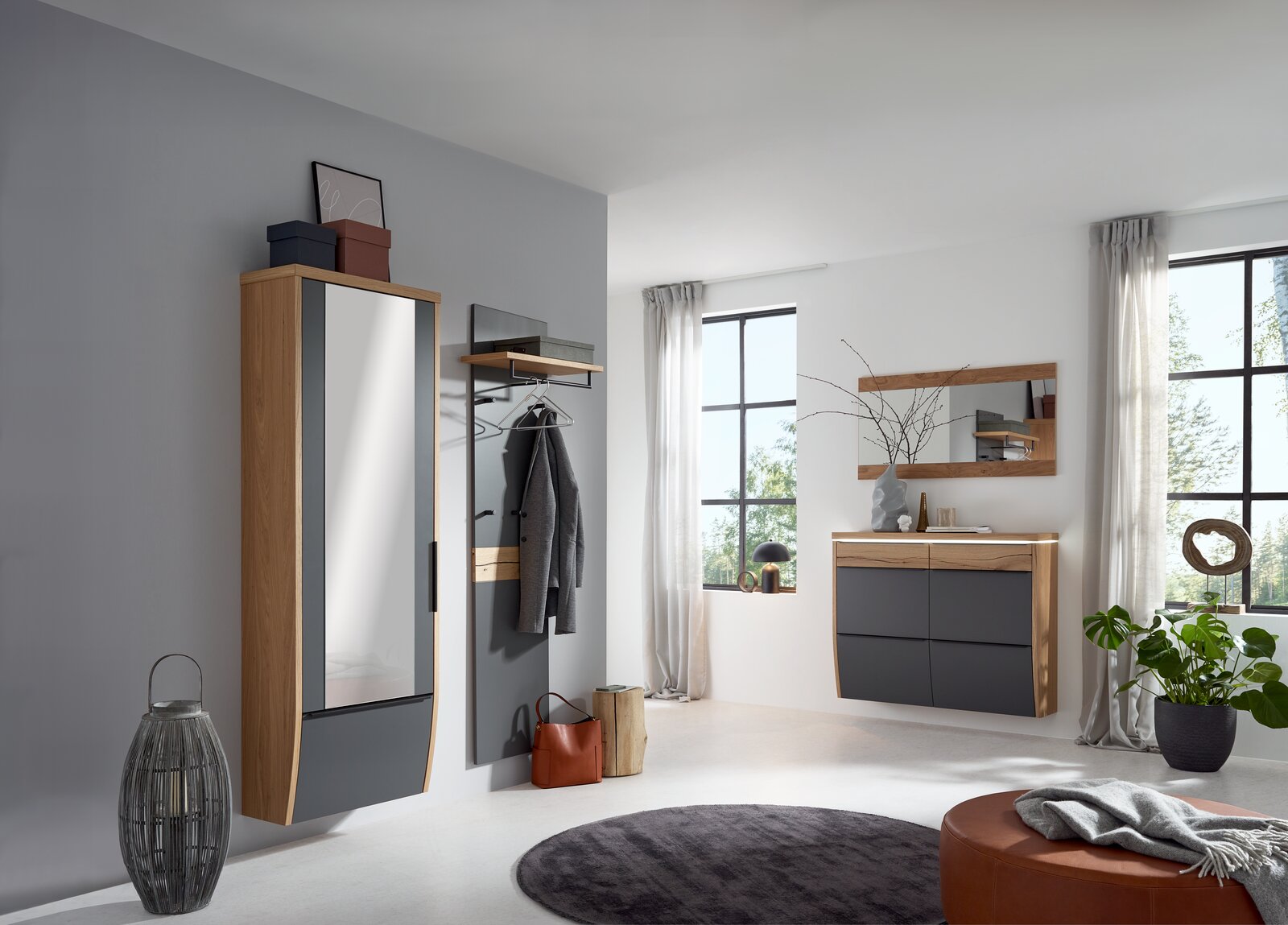 Dieter Knoll Garderoben-Set 4-tlg. ARCO TREND Modernes Flur-Set mit Garderobenpaneel, Spiegel, Hängeschrank und Kommode in Holzoptik und Anthrazit in hellem Eingangsbereich, Perspektive: frontale Raumansicht leicht schräg von links