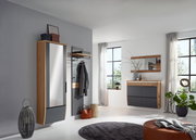 Modernes Flur-Set mit Garderobenpaneel, Spiegel, Hängeschrank und Kommode in Holzoptik und Anthrazit in hellem Eingangsbereich, Perspektive: frontale Raumansicht leicht schräg von links