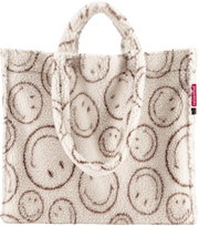 Flauschige Tote-Bag aus Teddyfell in Creme mit braunem Smiley-Muster und kurzen Henkeln, Frontansicht auf weißem Hintergrund
