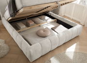 Polsterbett mit hochgeklappter Matratze, das den Stauraum darunter zeigt, aus der Vogelperspektive.