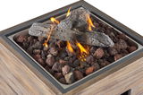 Nahaufnahme eines Gaskamins mit brennenden Flammen und Lavasteinen, aus der Vogelperspektive aufgenommen.