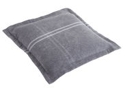 Grauer Kissenbezug 50x50cm mit zwei weißen Streifen, schräg von oben fotografiert.