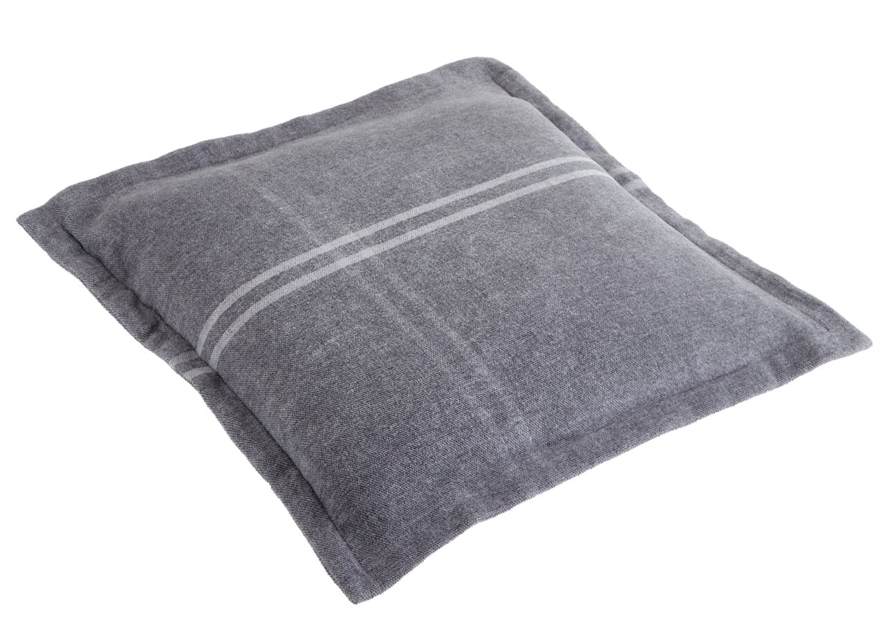Linneweber Kissenbezug BRAGA Grauer Kissenbezug 50x50cm mit zwei weißen Streifen, schräg von oben fotografiert.