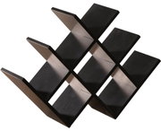Zwart wijnrek van MDF, diagonaal van bovenaf gefotografeerd, met ruimte voor meerdere flessen.