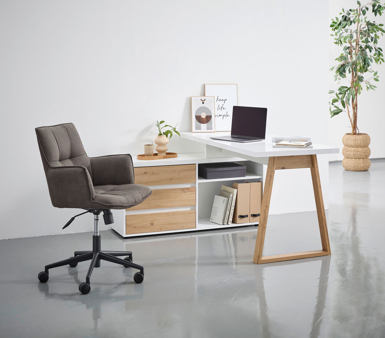 Moderner Drehsessel in einem stilvollen Büro, seitliche Perspektive