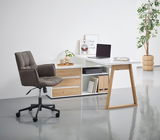 Moderner Drehsessel in einem stilvollen Büro, seitliche Perspektive